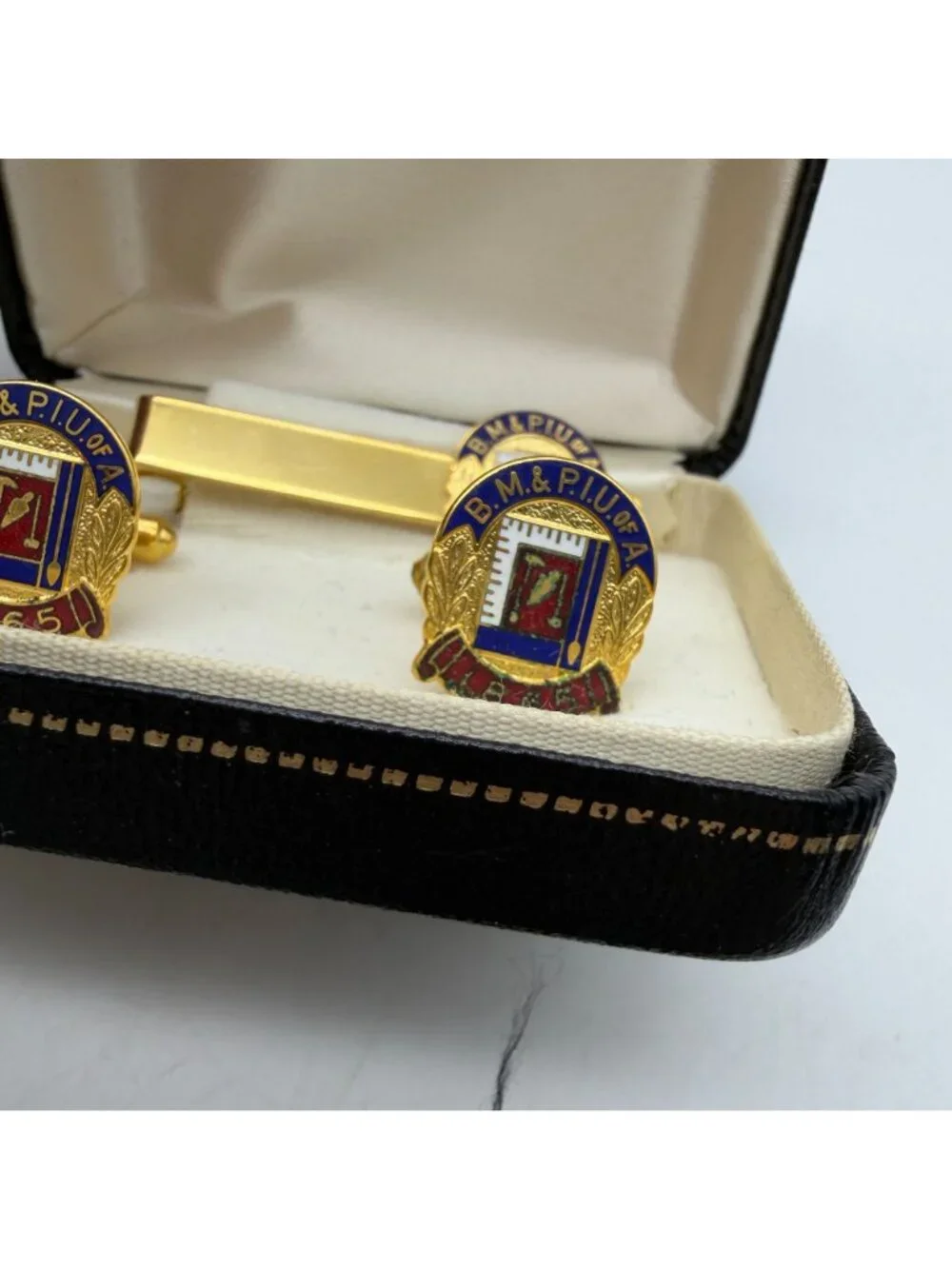 B.M. & P.I.U of A cuff link and tie bar clip set Brick layers masons‎ 25 years